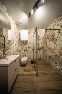 ein Badezimmer mit Waschbecken und Toilette in der Unterkunft Apartament69 in Gliwice