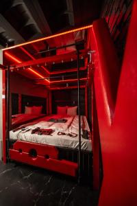 ein rotes Zimmer mit einem Etagenbett und roten Lichtern in der Unterkunft Apartament69 in Gliwice