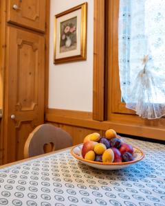 a bowl of fruit sitting on a table at Villa Marmarole - Croda Bianca Apartment in Calalzo