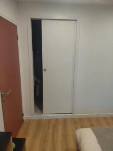a sliding door in a room with a toilet at Chambre in Ploumilliau