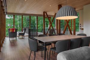 ein Esszimmer mit Tisch und Stühlen in der Unterkunft Noah Rusutsu in Rusutsu
