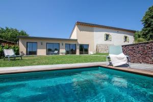 a swimming pool in front of a house at Les Petits Princes, expérience unique à Polignac in Polignac