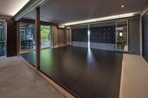 an empty living room with a dance floor at Sauna Villa Biwako Forest Bathing in Takashima