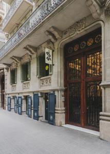 a building with two large wooden doors on a street at Piulet Hostel in Barcelona