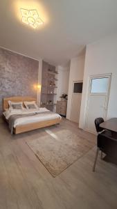 a bedroom with a bed and a table and a desk at MaraStudio in Caşoca