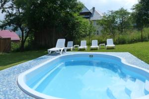 una piscina con tumbonas en Chalet Mont Blanc, en Yaremche