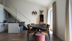a kitchen and dining room with a table and chairs at Residentie De Zeester | De Schelp in Scherpenisse