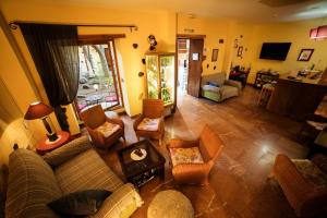 vistas panorámicas a una sala de estar con sofá y sillas en Hotel Rural Casa de Los Camellos en Agüimes