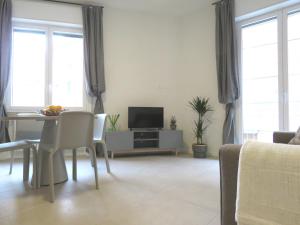 A television and/or entertainment centre at 8 Colonne Apartments