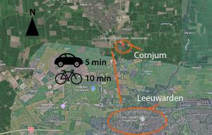 a map with a car and a bike on it at B&B Stinzenflora - Gezellige accommodatie tussen groen en historie in Cornjum