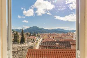 - une vue sur la ville depuis la fenêtre dans l'établissement House Ina Ston, à Ston