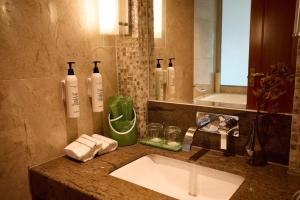a bathroom with a sink and a mirror at 杭州钱江新城黄龙璀怡酒店 凯悦尚选 in Hangzhou +51 photos