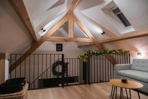 a living room with a couch and a table at De Viervoeters Hoeve in Ruiselede