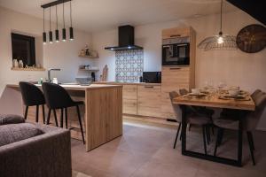 a kitchen and dining room with a table and chairs at De Viervoeters Hoeve in Ruiselede