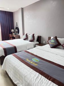 a hotel room with two beds in a room at Thach An Hotel in Ðông Khê