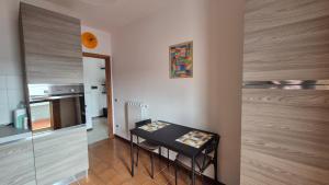 a small table in a room with a kitchen at Attico 14 in Castel di Sangro