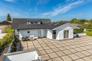 an aerial view of a white house with a patio at Seaside Home in Fakse Ladeplads