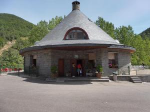 a small building with a roof on a mountain at El Chate in Sarvisé