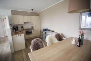 a kitchen with a table and chairs in a room at Weidevilla 14 auf Ameland in Hollum