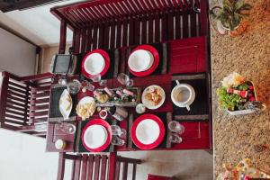 ein Tisch mit roten und weißen Tellern voller Essen in der Unterkunft Charming chalet in Douar el Haj Mohammed