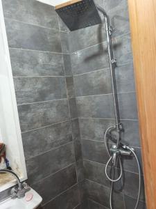 ein Badezimmer mit Dusche und Duschkopf in der Unterkunft Charming chalet in Douar el Haj Mohammed + 48 Fotos