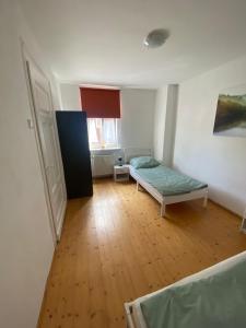 a small room with a bed and a door at Ferienwohnung am Oechsenberg in Unterbreizbach