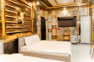 a bedroom with a bed and a flat screen tv at Hotel Minh Cường Trà Vinh in Nguyệt Hòa