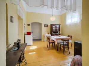 a kitchen and dining room with a table and chairs at Kuća za odmor Weinrauch in Ilok