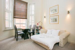 a living room with a couch and a table at Modern 1 bed Flat in Knightsbridge in London