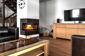 Televízia a/alebo spoločenská miestnosť v ubytovaní Holiday House Sabala 1
