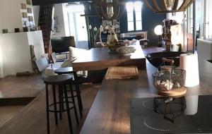 a dining room with a table and some chairs at Havre de paix in Péreuil