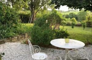 a white table and two chairs and a table and chairs at Havre de paix in Péreuil