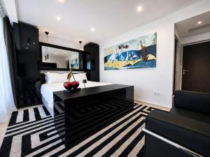 a bedroom with a black and white striped carpet at VILLA MIAMI in Les Issambres