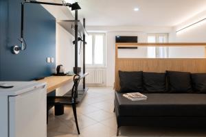 a living room with a couch and a desk at Hotel Lago Di Garda in Malcesine