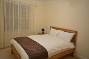 A bed or beds in a room at Red Leaf Apartments 