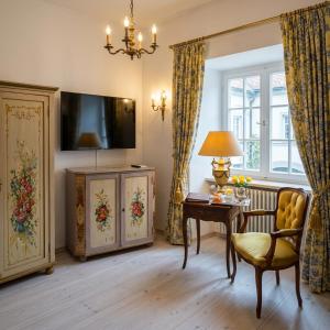 a living room with a table and a chair at Der Platengarten in Ansbach
