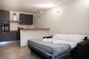 a bedroom with a bed and a kitchen in a room at Humanitas - Leo Brothers - Leopardi 1 in Basiglio