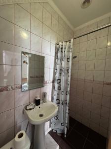 Koupelna v ubytování Centrum Hotel