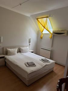 Postel nebo postele na pokoji v ubytování Centrum Hotel