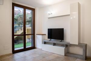 a living room with a tv and a window at Humanitas - Leo Brothers - Leopardi 1 in Basiglio