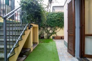 a garden with a staircase and green grass at Humanitas - Leo Brothers - Leopardi 1 in Basiglio