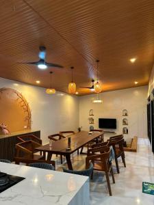 a dining room with a large table and chairs at Villa de Miguel in Migit