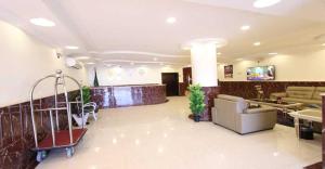 um lobby de um hospital com uma sala de espera em فخامة الديار للشقق المخدومة Fakhamat Aldyar For Serviced Apartments em Taif