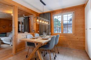 a dining room with a table and chairs at Apartment Chalet Condor - Aare Jungfrau AG in Grindelwald