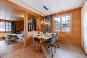 a dining room with a table and chairs at Apartment Chalet Condor - Aare Jungfrau AG in Grindelwald