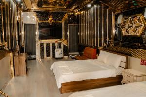 a bedroom with two beds in a room at Hotel Minh Cường Trà Vinh in Nguyệt Hòa