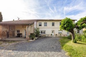 an exterior view of a house with a driveway at Les Hauts de Grazac, Chambres et Tables d'hôtes in Grazac