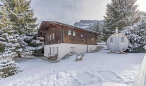 ein Haus im Schnee mit einer Kuppel in der Unterkunft Sara in Axalp