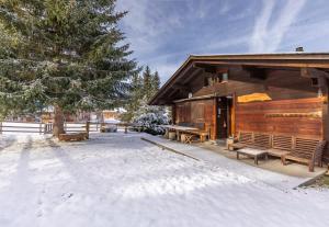 eine Blockhütte mit Schnee auf dem Boden in der Unterkunft Sara in Axalp
