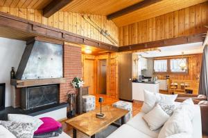 ein Wohnzimmer mit Sofa und Kamin in der Unterkunft Sara in Axalp + 15 Fotos